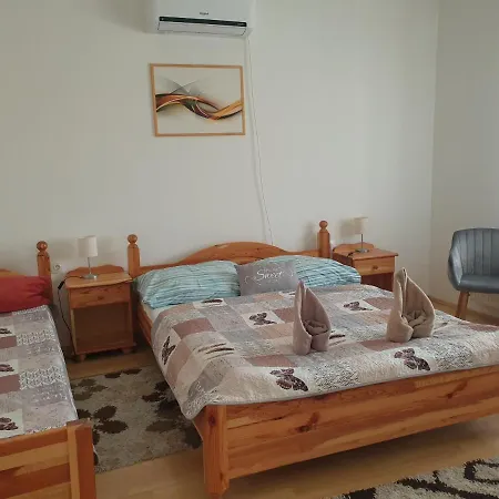 Fonix Panzio בית הארחה 3*
